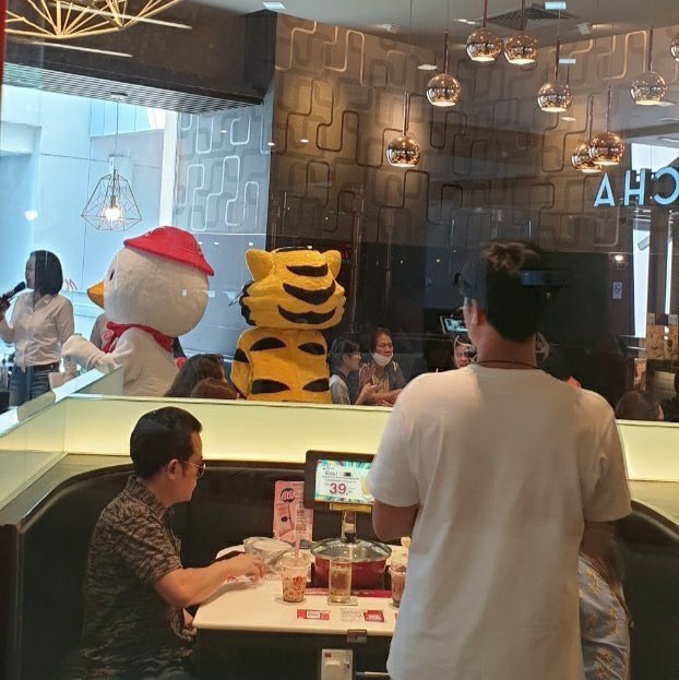 Originallims's tweet photo. 🦆พี่เป็ด&amp;น้องเสือ🐯มาที่ MK ขนาดนี้ เราว่าต้องมีเรื่อง Surprise ชัวร์!!!!😋😋 https://t.co/OznpclOTAJ