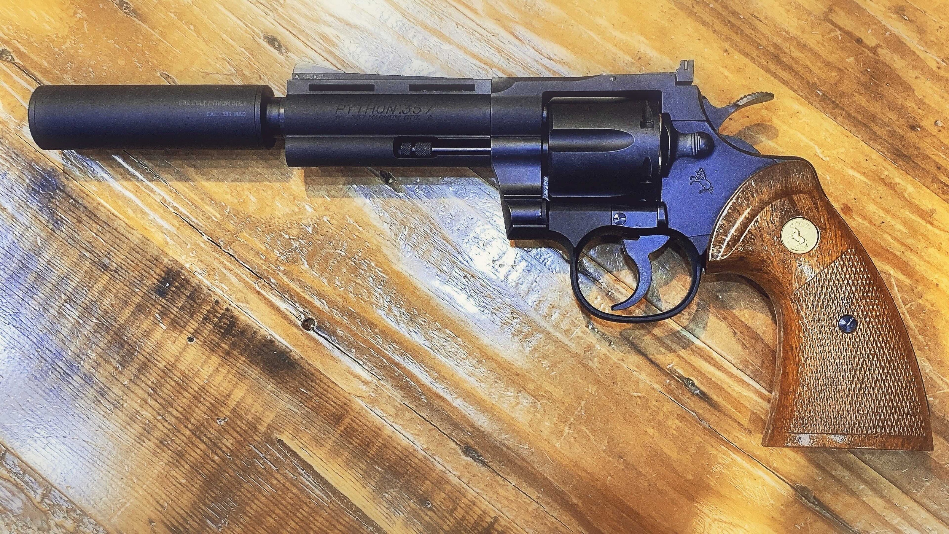 シティーハンター キャッツアイ漫画公式 何故コルトパイソンにサイレンサーは意味がないのか リボルバーは弾丸が発射されると シリンダー 回転弾倉 部分と 銃身部分の隙間から 火薬の高圧ガスが漏れだすため 銃口だけふさぐサイレンサー