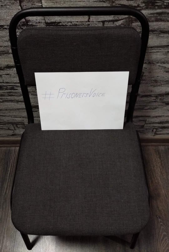 donbassrealii's tweet photo. 15 ноября - Международный день писателя в заключении, #EmptyChairDay.

В соцсетях - флешмоб #prisonersvoice в поддержку заложников Кремля.

Это фото от Игоря Козловского и Станислава Асеева, которые прошли плен российских гибридных сил и сегодня борются за других ⤵️ https://t.co/2UI8DPCm38