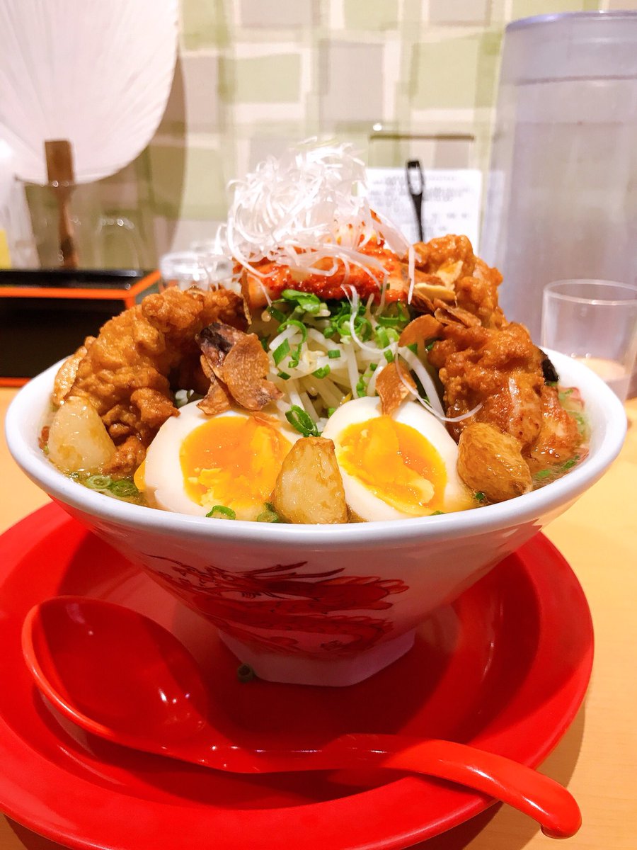 charaimi's tweet photo. 一龍亭@明石
最強スタミナ爆盛ラーメン(¥1200)
"爆盛り"されたトッピングのボリュームもさることながら、スープに収まりきらないほどの量の麺がさらに追い討ちをかけてくる一杯。 https://t.co/jvWFmMC3uH