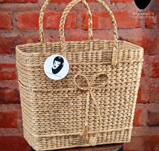 chunnu_gam's tweet photo. I have no idea what these lady handbags are made of but I have to tell they are quite nice-looking. Made of bamboo??? https://t.co/REKlap8zYT