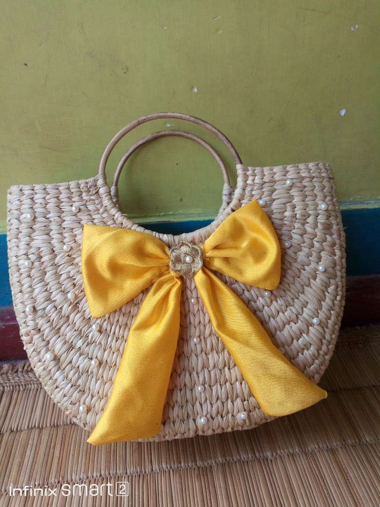 chunnu_gam's tweet photo. I have no idea what these lady handbags are made of but I have to tell they are quite nice-looking. Made of bamboo??? https://t.co/REKlap8zYT