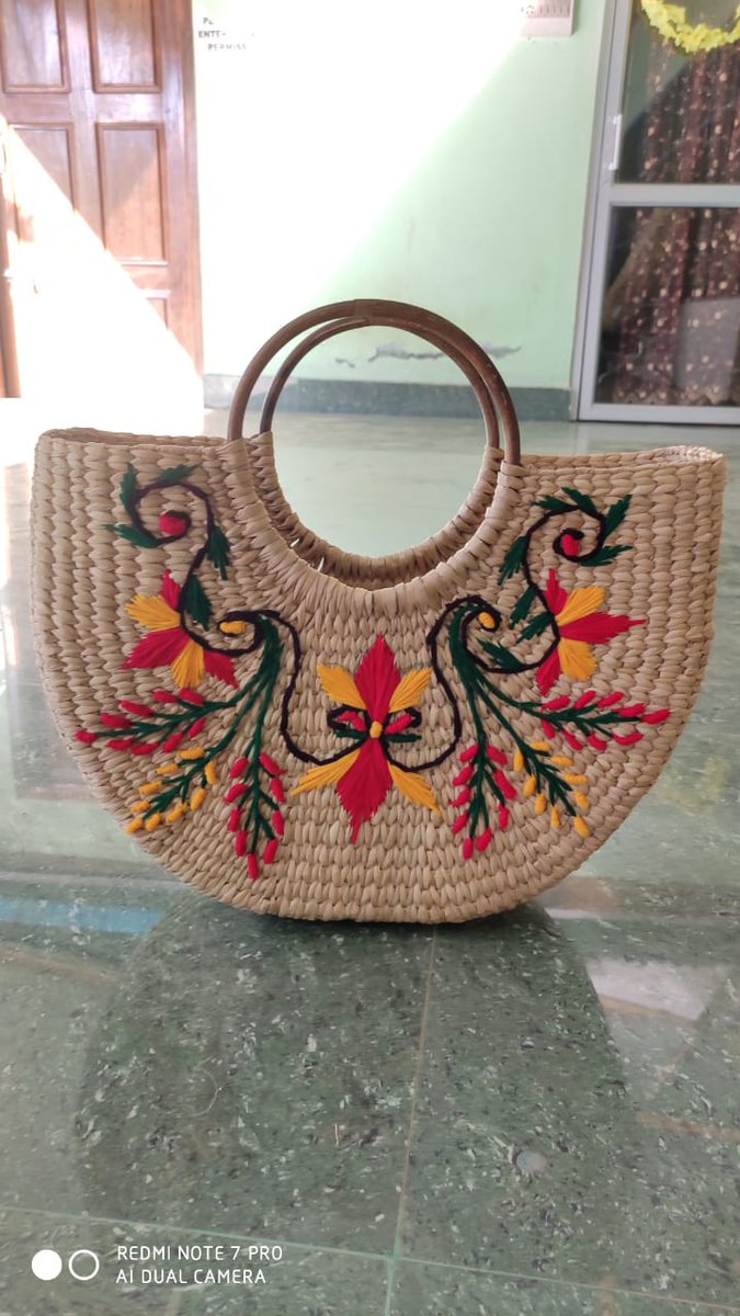 chunnu_gam's tweet photo. I have no idea what these lady handbags are made of but I have to tell they are quite nice-looking. Made of bamboo??? https://t.co/REKlap8zYT