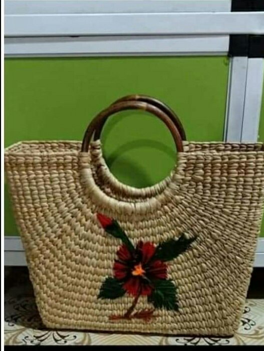 chunnu_gam's tweet photo. I have no idea what these lady handbags are made of but I have to tell they are quite nice-looking. Made of bamboo??? https://t.co/REKlap8zYT