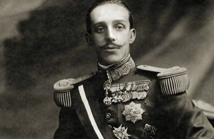 La siguiente fase de Alfonso XIII se puede observar desde 1917. Una conjunción interna, como es la crisis de ese verano de las Juntas Militares, los diputados reunidos en Barcelona y la huelga general, unido a la Revolución Bolchevique le llevaron al Catolicismo y el Ejército.