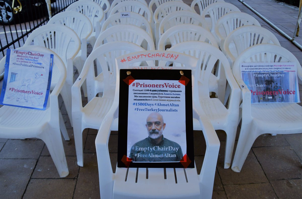 UA24ua's tweet photo. #EmptyChairDay Сьогодні 1506-й день у в'язниці турецького письменника і журналіста Ахмета Алтана. Ми закликаємо уряд Туреччини негайно звільнити його і сотні інших журналістів #AhmetAltan #FreePress #FreeTurkeyJournalists #PrisonersVoice #JournalismIsNotCrime #whitechairchallenge https://t.co/C0F4aWrv8l