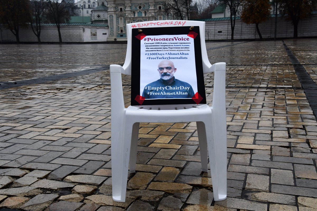 UA24ua's tweet photo. #EmptyChairDay Сьогодні 1506-й день у в'язниці турецького письменника і журналіста Ахмета Алтана. Ми закликаємо уряд Туреччини негайно звільнити його і сотні інших журналістів #AhmetAltan #FreePress #FreeTurkeyJournalists #PrisonersVoice #JournalismIsNotCrime #whitechairchallenge https://t.co/C0F4aWrv8l