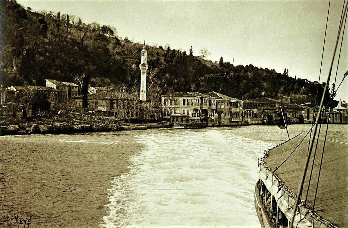 alisukrucoruk's tweet photo. Bugün bir yangınla harap olan Vaniköy Camii'nin 1906 yılında çekilmiş bir fotoğrafı.

Fotoğraf caminin hemen önündeki iskeleden kalkan bir Boğaz vapurundan çekilmiş.

(M. Meys, https://t.co/9uNnJeW2E3) https://t.co/kGoQpzofVh