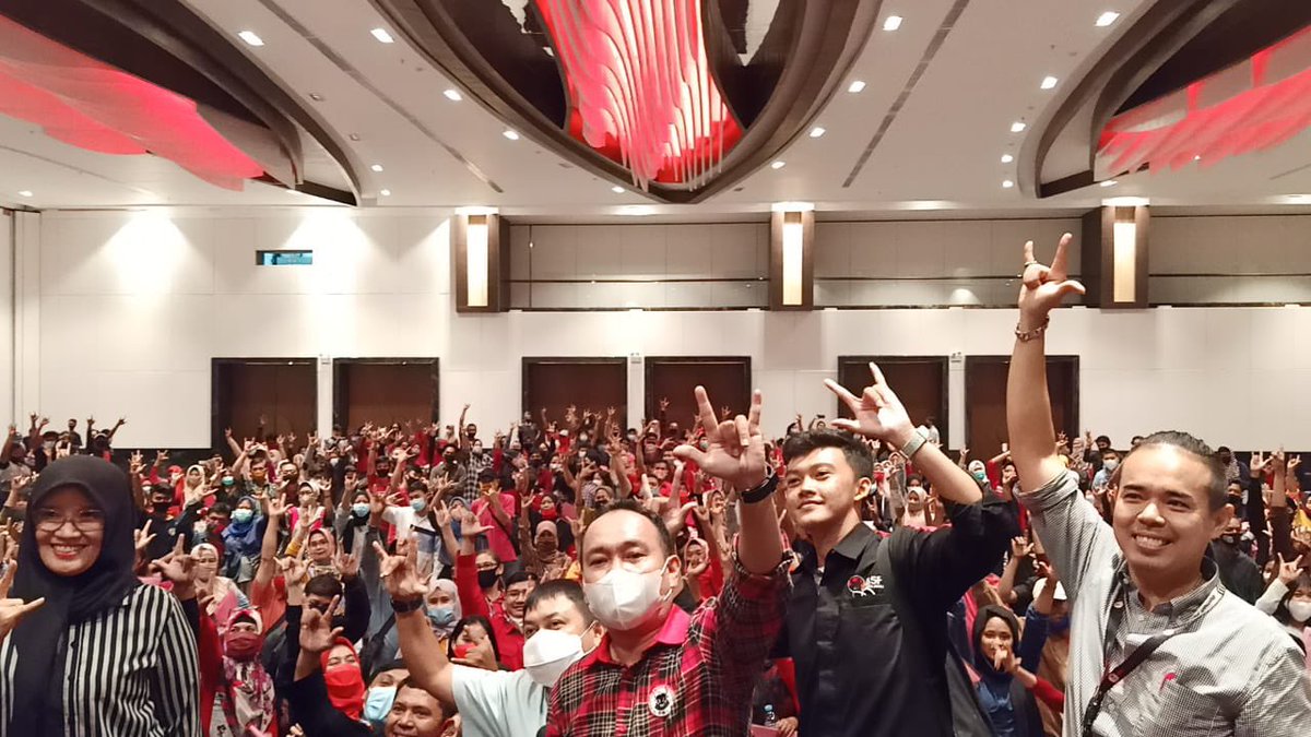PDI_Perjuangan's tweet photo. BSPN DPC PDI Perjuangan Kota Makassar telah menyelesaikan Pelatihan Saksi berbasis TPS di 15 Kecamatan yang dimulai dari tanggal 1 s/d 15 November 2020, dengan jumlah saksi sebanyak 2394 orang.
#PDIPerjuangan
#SolidBergerak
#Dilan2020 https://t.co/bzem2YH7Cy