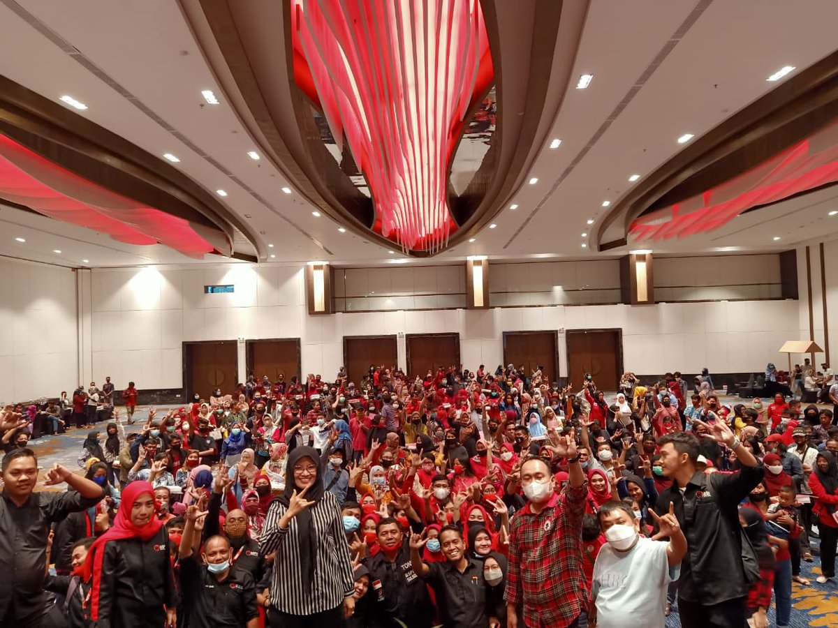 PDI_Perjuangan's tweet photo. BSPN DPC PDI Perjuangan Kota Makassar telah menyelesaikan Pelatihan Saksi berbasis TPS di 15 Kecamatan yang dimulai dari tanggal 1 s/d 15 November 2020, dengan jumlah saksi sebanyak 2394 orang.
#PDIPerjuangan
#SolidBergerak
#Dilan2020 https://t.co/bzem2YH7Cy