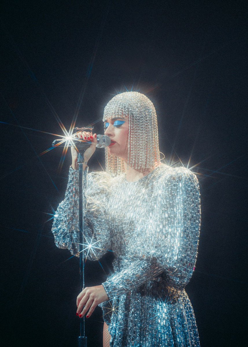 Now reborn Katy returns to regain her Power. In this hymn she remembers the independent woman she is and all that she achieved. The instrumental is electric as f*ck. (In the Tour she was sad but I'm sure that we the real katycats given to her all the love to recharge her energy)