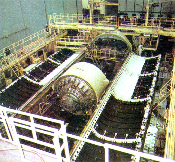 A bord de Bourane, pas d'équipage. En effet, contrairement à la navette américaine, elle peut se piloter de manière entièrement automatique.Pour toute charge utile, et emporte un module dérivé des équipements de stations spatiales, dénommé très romantiquement 37КБ N37070.