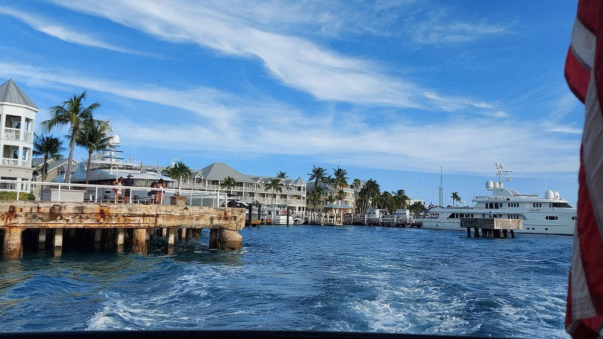 TravelSavvyMe's tweet photo. Dinner time on a private island πποΈ
β¨β¨β¨
Hora de cenar en una isla privada πποΈ
#travelsavvy #KeyWest #SunsetKey #SeguimeYTeSigo #tropicalvibes #Disfrutandovacaciones #Turismo #SundayFeels #DomingoDeGanarSeguidores #floridaexplore #islandlife #enjoylife #livetheadventure https://t.co/7235CMpOBu