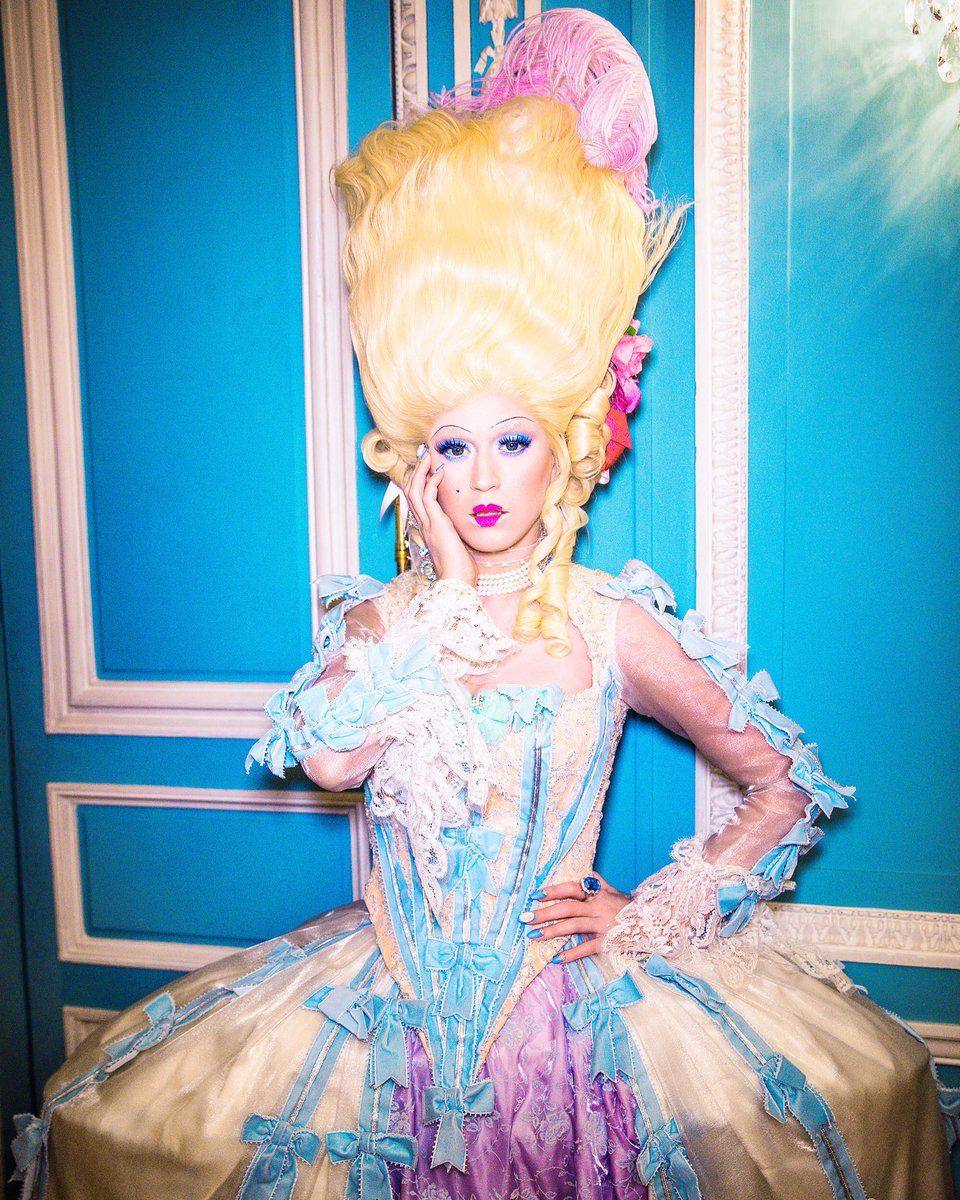 HEYX3As a woman she has to deal with patriarchy. In this catchy song she wants to make it clear that they cannot make her a stereotype. The lyrics are savage and the Music Video a mix of comedy, satire and purposeful pop based on the Story of Marie Antoinette.