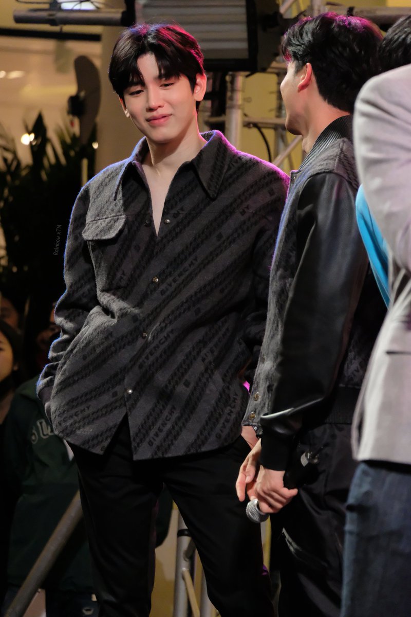 ขณะที่พิธีกรสัมภาษณ์ศิลปินคนอื่น ทางด้าน เตนิว นั้นนนนนน....... 😳😳 ให้ภาพเล่าเรื่องครับศาสนิกชนทั้งหลาย 😁😁

✨ ยอมแพ้งานสายตาของนิววี่ ✨
#PraewXTayNew #เตนิว #Newwiee #Tawan_V