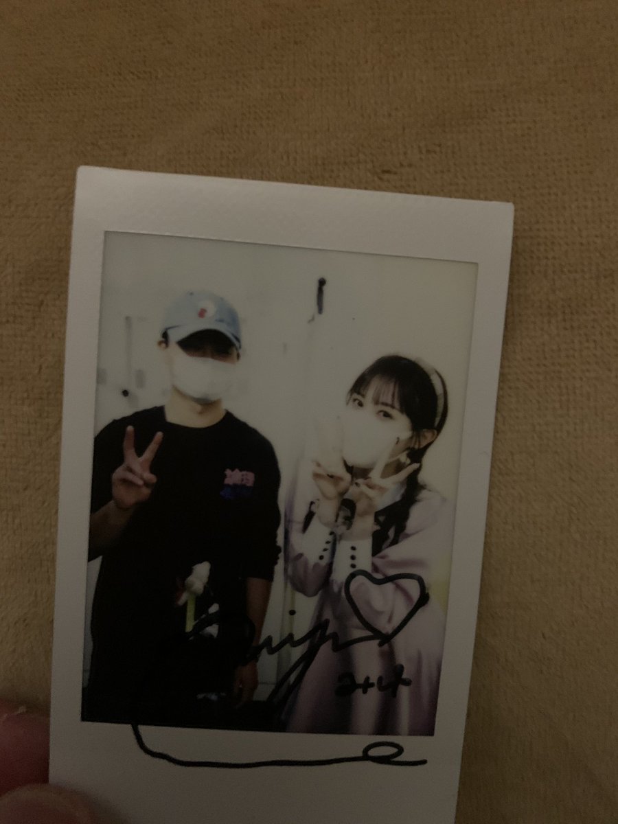 Ryu_BASEBALL26's tweet photo. 2年ぶりにチェキというものを取ったのですが
知らんけどはじまってる https://t.co/2U5SPTUyPp