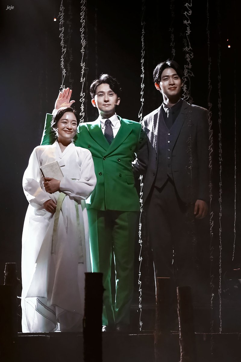 jeje_pic's tweet photo. 201115 나와나타샤와흰당나귀 커튼콜
자야 #전성민 배우님
백석 #강필석 배우님
사내 #장민수 배우님 https://t.co/hnrrU9GmBQ