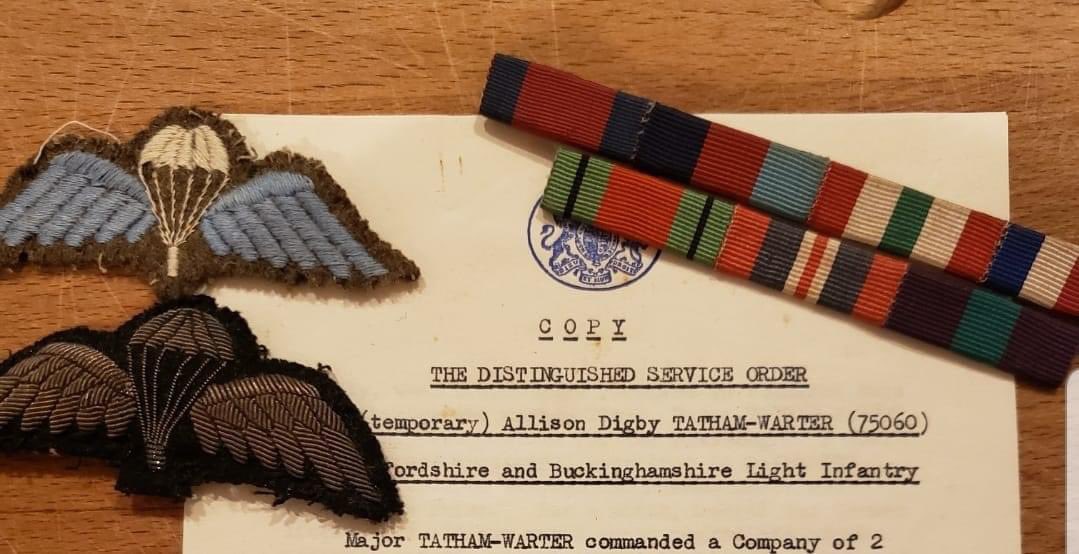 ArnhemThe's tweet photo. These are items belonging to Major Digby Tatham Warter (of Arnhem umbrella 'fame'), 2 Para.

His DSO citation is purposely cropped out (which will feature in the upcoming book, for its first time in the public domain).

Credit Neil Thornton https://t.co/2HeCjKiDv7