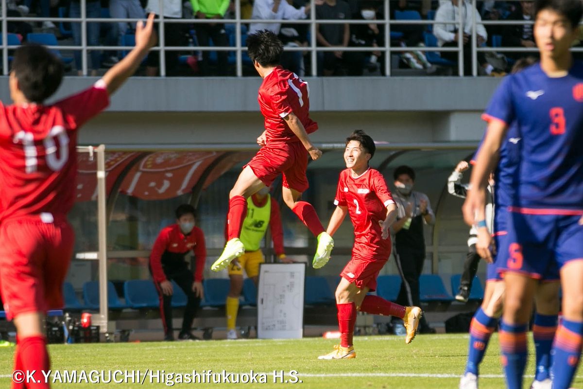 赤い彗星 東福岡高校サッカー 結果 第99回高校サッカー選手権福岡大会 決勝 東福岡１ ０九国大付 後半40分 決勝 ゴールを決めた遠藤貴成は飛び上がって喜びを表現 ベンチに向かって駆け出した 後半at7分を凌ぎ切って高校サッカー選手権福岡大会