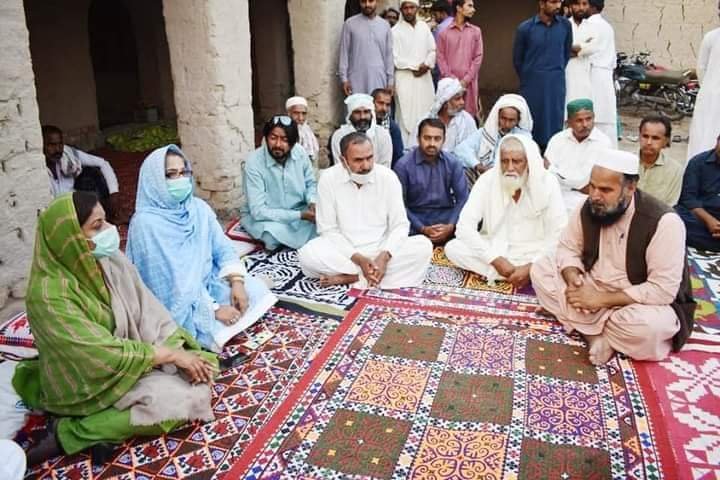 MHassansahtoPYO's tweet photo. Breaking the taboo, PPP MNA @ShahNafisa is seen offering condolence with aggrieved families of her constituency in #Khairpur.
In our conservative society, offering condolences at #Autaq is otherwise exclusive for #men whereas #women share only indoor space.
More power to her! https://t.co/bXaCgAlkY6