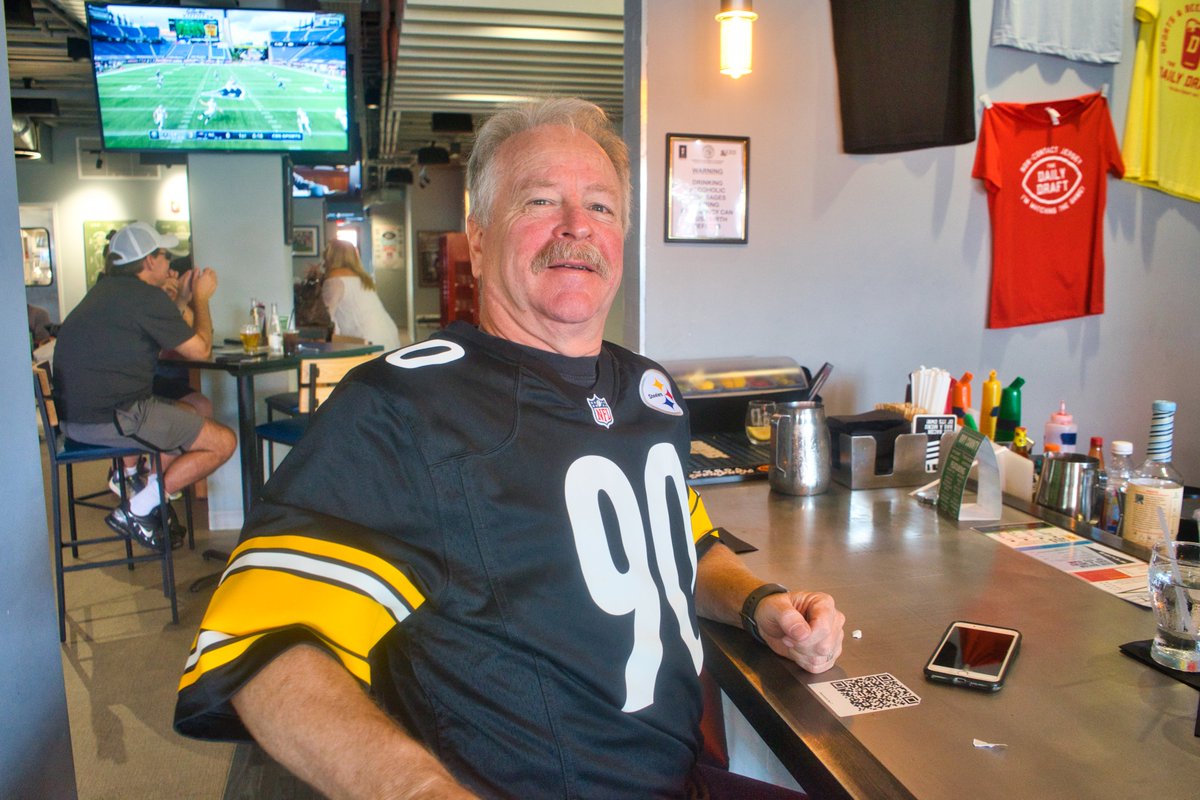 TheDailyDraft1's tweet photo. Looking for a new place to watch your favorite #NFL Games?🏈

One with endless craft beers, ✔️chef-driven food, ✔️&amp; wall-to-wall TV's? ✔️

Watch your top matchups today (&amp; every Sunday) &amp; rep your favorite NFL jersey to get $5 off your bill! 🙌 🍻

#thedailydraft #woodstockga https://t.co/Mm2CggnOLA