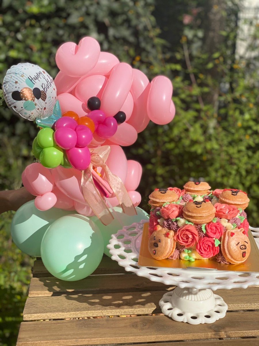 まな 彼女さんへのサプライズバースデーケーキ バルーンのオーダー 8匹の豚さん いらすとやさん風 マカロンは塩バターキャラメル とても素敵な彼氏さんだった おめでとうございます センイルケーキ お誕生日ケーキ