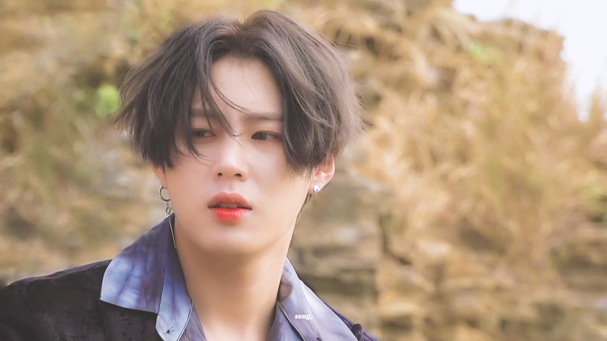 always_SENG's tweet photo. 💛💙🖤

#하성운 #HASUNGWOON @gooreumseng https://t.co/FMmjlhQDNr