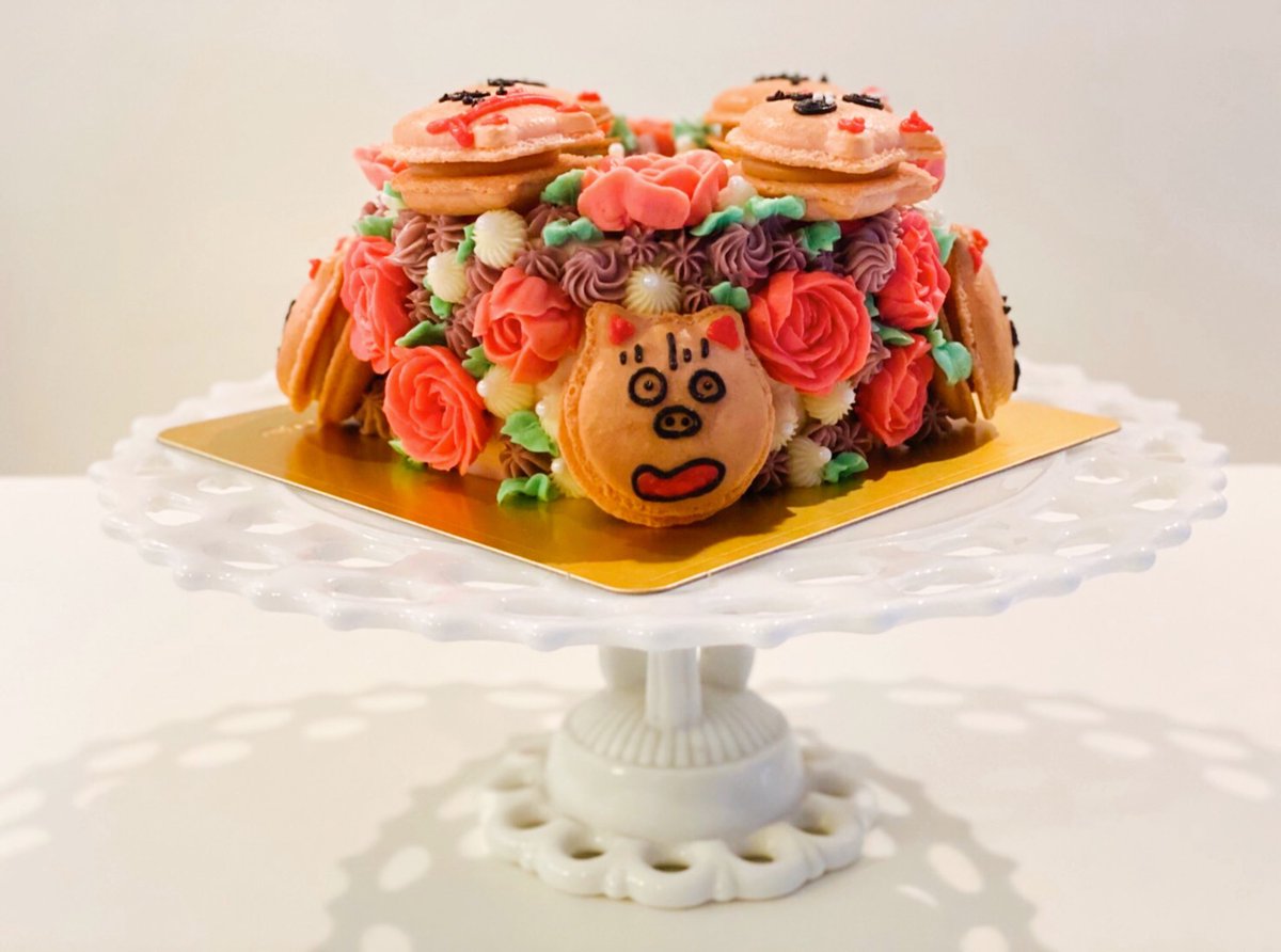 まな 彼女さんへのサプライズバースデーケーキ バルーンのオーダー 8匹の豚さん いらすとやさん風 マカロンは塩バターキャラメル とても素敵な彼氏さんだった おめでとうございます センイルケーキ お誕生日ケーキ