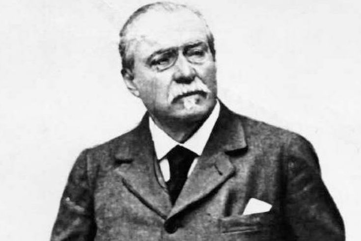 Por su educación, Alfonso XIII estaba cerca de los militares, esto era obra no ya de su reinado, sino del propio Cánovas del Castillo que hizo de Alfonso XII el Rey-Soldado para evitar que los militares en política como ocurrió con Isabel II.