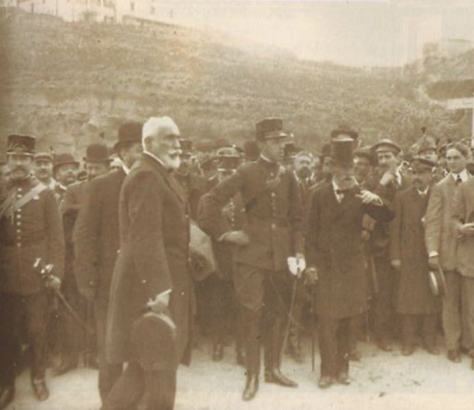 Por otro lado, los conservadores y en especial Maura, buscaron un Rey que estuviera por encima del juego político, un símbolo del sistema y de España. Cabe decir que ambos jamás llegaron a entenderse y es al único político que jamás tuteó.