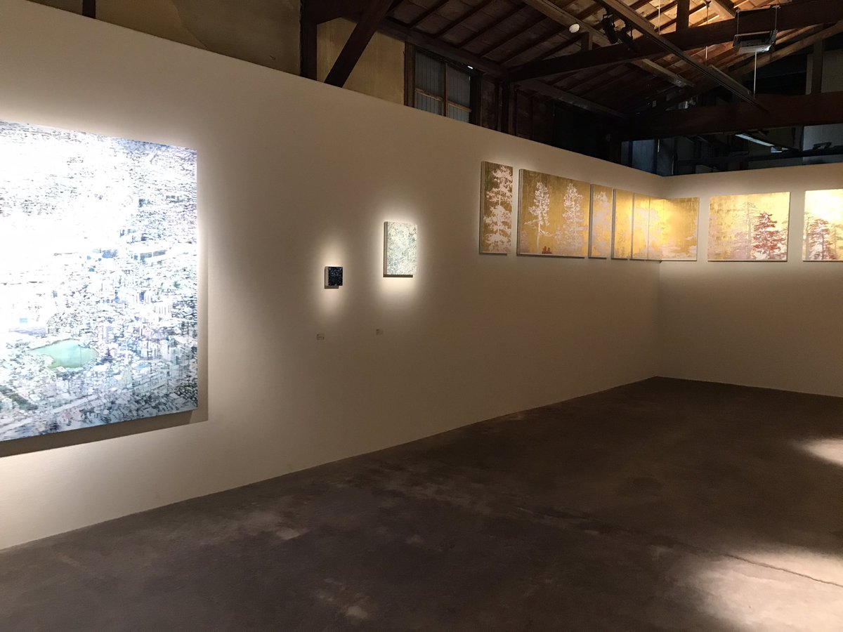 kenjulyonetani's tweet photo. 今日は久しぶりに京都場@kyotobaを訪ね、館長の仲野さんガイドで展覧会を鑑賞→
#masakoyasuki
二条の京町家というスペースも作品ともに映えてます。オススメ。 https://t.co/kyH1bFqha2