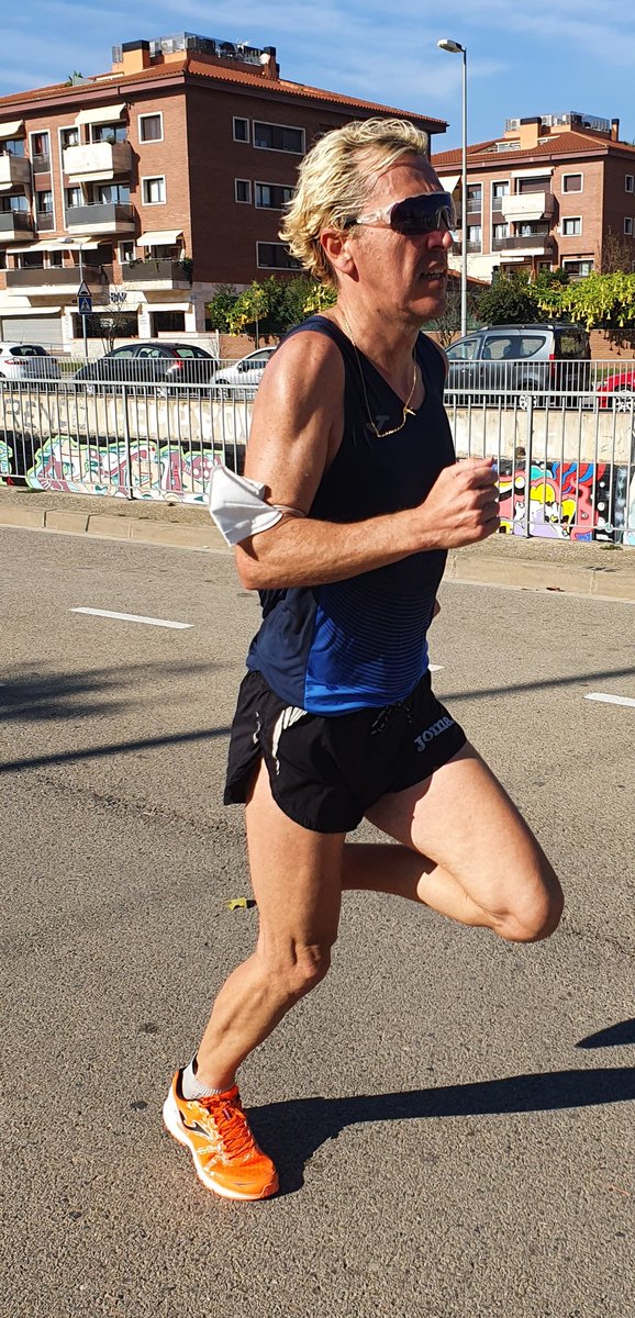joseluisblancoq's tweet photo. Hoy finalicé los 42.195mts de la Maratón de Barcelona virtual, acabando en 2h19’58" de domingo a domingo en 5 entrenos (Media 3’19”) esperando que la APP me sume todo el entreno del viernes.
Me ha tenido más motivado estos días.
#atletismo #atletisme #avirtualmagicexperience https://t.co/xgNJ08nqbS