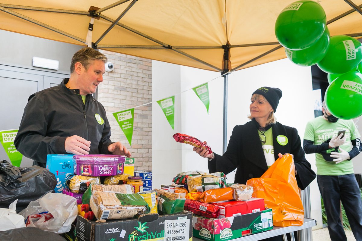 Keir Starmer does Mitzvah Day, joining synagogue's food collection
thejc.com/community/comm…
