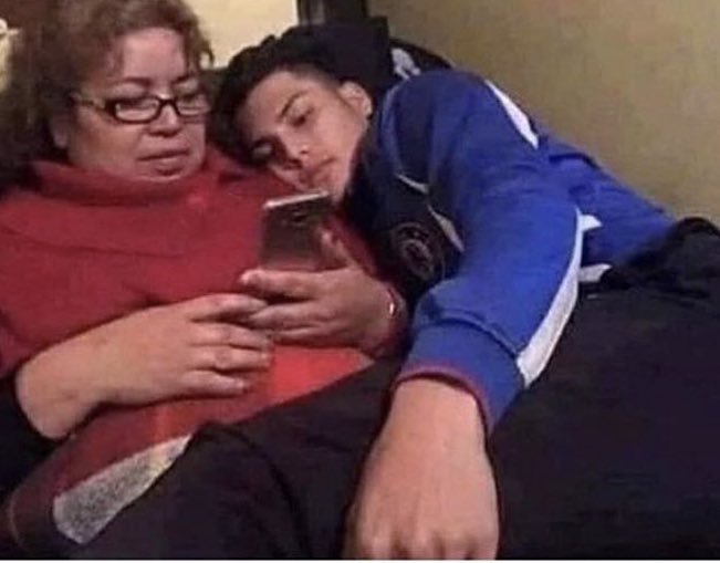 viagrafaII's tweet photo. me with my mom when my phone is charging https://t.co/rmcEWGdcV0