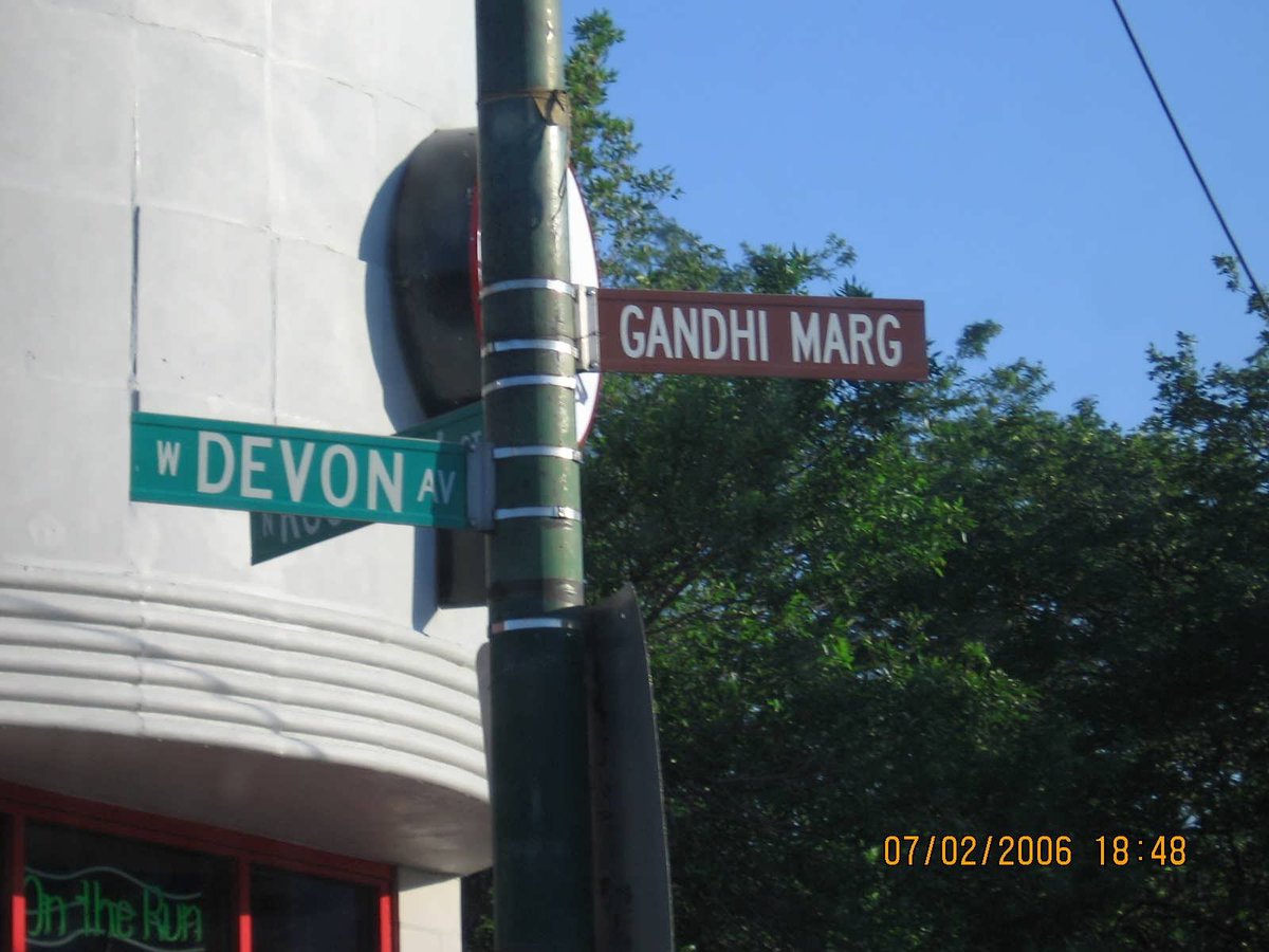 [QUICK THREAD: HAUNTED BY GANDHI]1/10There's a reason this street in Chicago is named after Gandhi, not Godse.