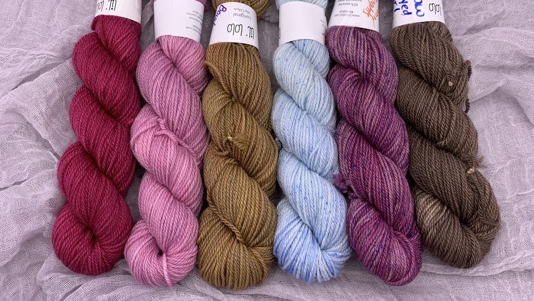 _lolodidit's tweet photo. This is the Winter Lil Lolo Pack! Left to right: Amazed, Professor Plum, Bourbon, Ice Ice Baby, Summer Nights, Brown Eyed Girl
#lolodidit #supportsmallbusiness #shopsmall #yarn #yarnlove #indiedyed #handdyedyarn #knit #knitting #crochet #winter #miniskein #miniskeins #yarnpack https://t.co/hC7HGjG2gd