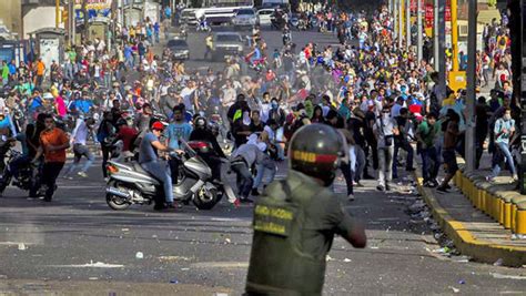 Vivimos constantemente todos los días de nuestras vidas sin luz, ni agua. En todas las áreas del país, ciudad, campo, pueblos. El gobierno maneja todo a su antojo. Y no les importa nada de lo que sucede aquí.Nadie habla de esto.