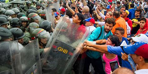 Nadie.Un país dolarizado, donde su moneda nacional no vale absolutamente nada, pero el sueldo mínimo es a base de esa misma moneda que no sirve, porque todo se compra en dólares. La gente no gana en dólares, la gente gana en bolívares.