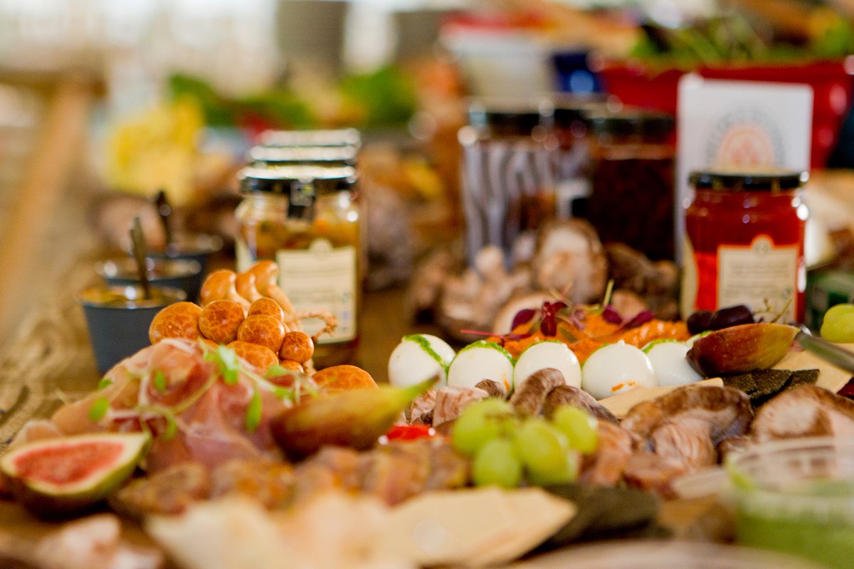 tourism_laois's tweet photo. Laois is....full of Taste! From jams, chutneys, sauces, breads, cakes, coffee, mushrooms, beers, ales and so much more. The taste of Laois is diverse and tongue tingling,.
How lucky we are to have such wonderful food producers, cafes, pubs and restaurants in our county!#lovelaois https://t.co/Ea4gvnhNtC
