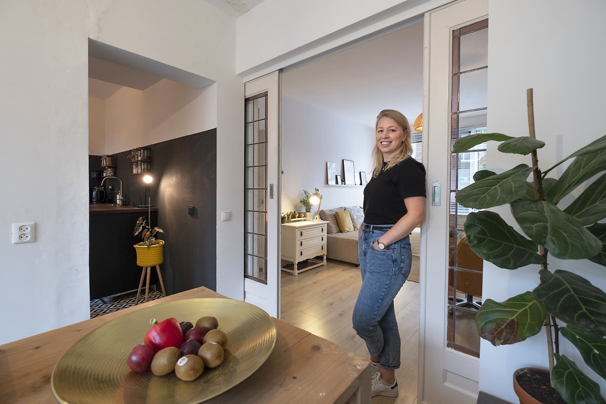rotterdam's tweet photo. Emma kocht een klein appartement met een gigantische tuin in Rotterdam-Zuid. In de #Tarwewijk. 'Het is een hele fijne wijk om te wonen. Rustig, maar ook levendig en stads.' Lees hier meer: https://t.co/hyXcvNhtBb
#WonenOpZuid #RotterdamZuid https://t.co/WyY5vhrrZI