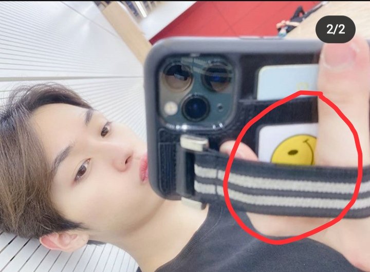 Samyourgod's tweet photo. Llamadme loco, pero llevo días viendo esto y no podía resistirme a decirlo... KNOWMIN TIENEN EL MISMO EMOJI EN LA CARCASA DEL MÓVIL. Sino los shipeaba me moría.

#SKZ #STRAYKIDS𓆇 #leeknow𓃠
#Seungmin #knowmin https://t.co/YrmClLtkU3