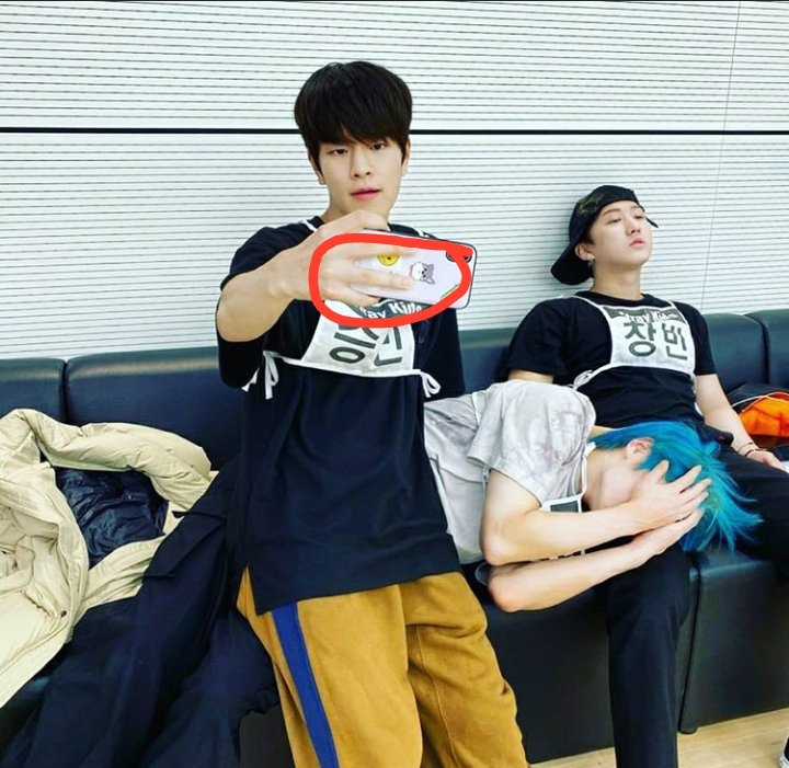 Samyourgod's tweet photo. Llamadme loco, pero llevo días viendo esto y no podía resistirme a decirlo... KNOWMIN TIENEN EL MISMO EMOJI EN LA CARCASA DEL MÓVIL. Sino los shipeaba me moría.

#SKZ #STRAYKIDS𓆇 #leeknow𓃠
#Seungmin #knowmin https://t.co/YrmClLtkU3