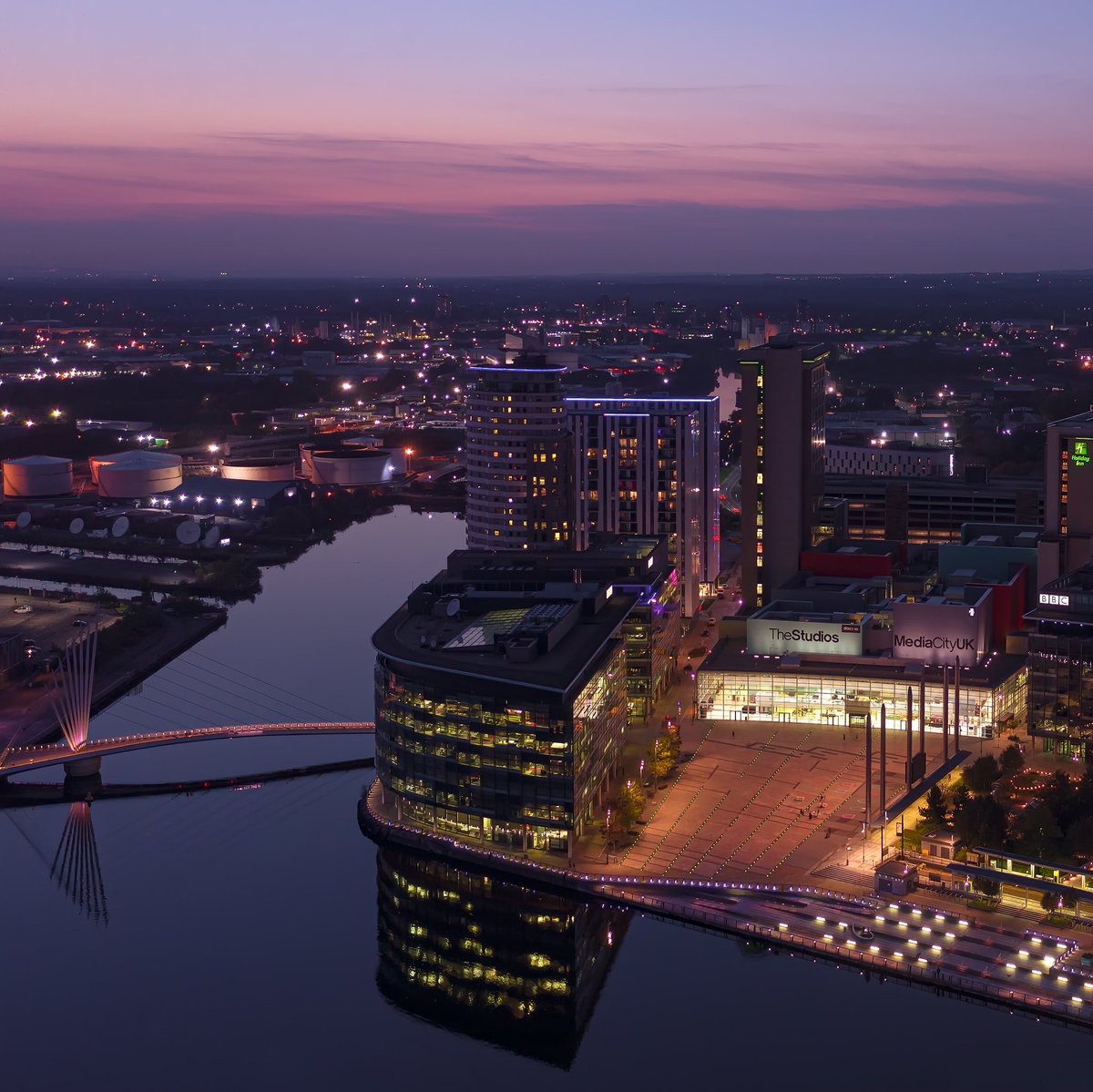 ncfineart's tweet photo. Amazing sunset @MediaCityUK #salfordquays #renakerbuild #cbreuk #savills #simpsonhaugh https://t.co/PvNv6ziKOy