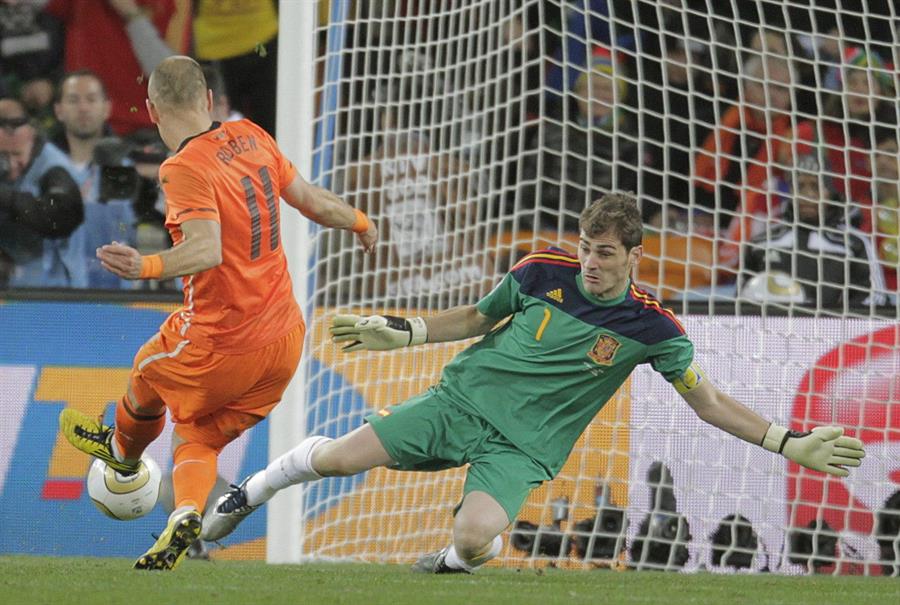 RNEdeportes's tweet photo. @alberlopezfrau @EstadioTVE 🥅 Iker Casillas es el guardameta que más veces ha defendido la portería de España

⭐ Fue el meta de la generación de oro que ganó el Mundial. Su parada a Robben es historia

#⃣ Usa el hashtag #LaSelecciónDeNuestraVida para votar o hazlo en la web

🔗 https://t.co/AOCFTSVpdm https://t.co/tKMNbm6F3D