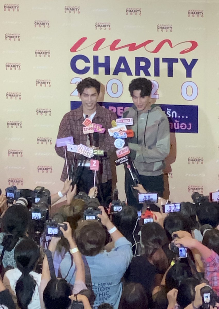 pu_phakkamon's tweet photo. น้องๆน่ารักมากกกก น้องมิวคือหล่อมากกกก น้องกลัฟก็คือน่ารักมากกกก 🥰 #มิวกลัฟ #PraewXMewGulf #charity2020 https://t.co/SypYDcdKXn
