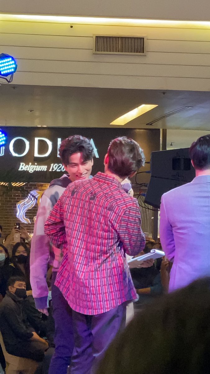 pu_phakkamon's tweet photo. น้องๆน่ารักมากกกก น้องมิวคือหล่อมากกกก น้องกลัฟก็คือน่ารักมากกกก 🥰 #มิวกลัฟ #PraewXMewGulf #charity2020 https://t.co/SypYDcdKXn