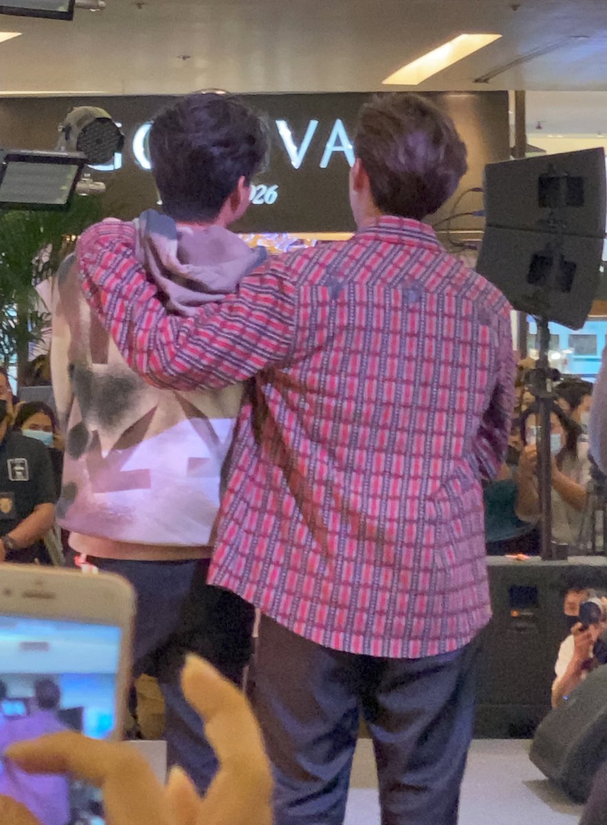 pu_phakkamon's tweet photo. น้องๆน่ารักมากกกก น้องมิวคือหล่อมากกกก น้องกลัฟก็คือน่ารักมากกกก 🥰 #มิวกลัฟ #PraewXMewGulf #charity2020 https://t.co/SypYDcdKXn
