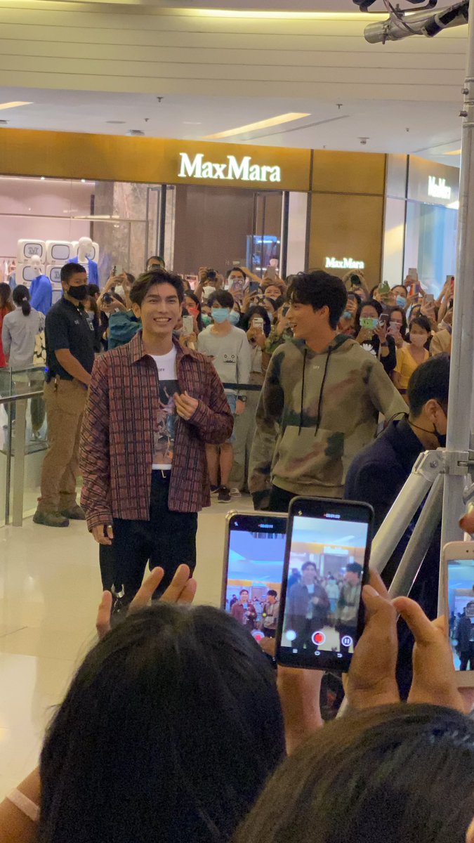 pu_phakkamon's tweet photo. น้องๆน่ารักมากกกก น้องมิวคือหล่อมากกกก น้องกลัฟก็คือน่ารักมากกกก 🥰 #มิวกลัฟ #PraewXMewGulf #charity2020 https://t.co/SypYDcdKXn
