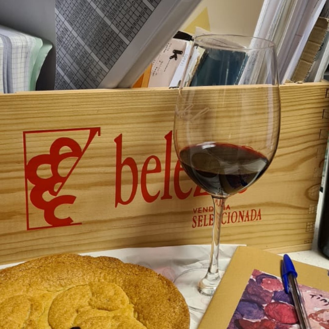 BodegasZugober's tweet photo. Belezos te acompaña en el trabajo y en el disfrute. 
No lo olvides, el vino es tu compañero, ése que siempre está a tu lado cuando lo necesitas #belezos #zugober #zugoberbelezos #vinobelezos #vinorioja #RiojaAlavesa #rioja https://t.co/IR5z98H9ZW https://t.co/ZPDhWQKx0L
