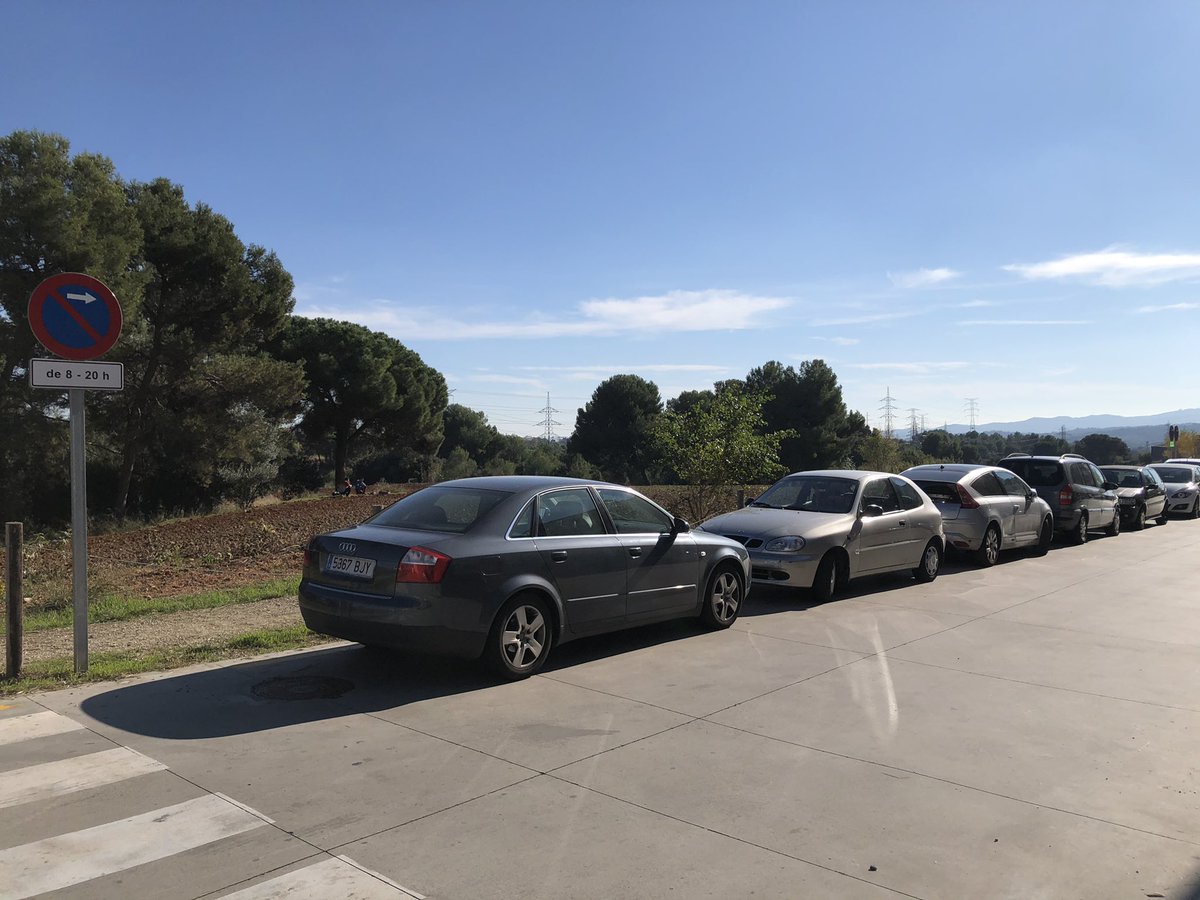 NugyLife's tweet photo. Foto d’ara mateix,@jordi_ballart cada dia es igual però desde que tenim el confinament municipal cada diumenge hi ha mes cotxes. La gent li es igual la senyal de prohibició d’estacionament (carrer del país basc) https://t.co/DegXSFmVaD